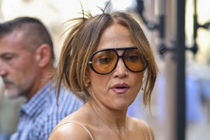 Jennifer Lopez loses patience with paparazzi while shopping, wearing unexpected granny shoes