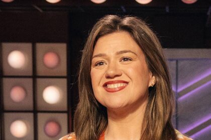 Kelly Clarkson’s pre-teen daughter River is as tall as she is in rare family photo from talk show finale