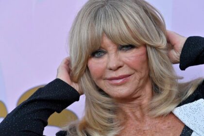 Goldie Hawn’s gorgeous family enjoy beach vacation in Italy in stunning photos