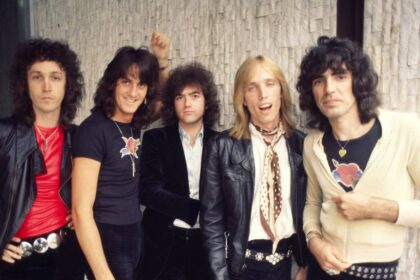 Tom Petty’s original Heartbreakers look better than ever as they reunite for emotional performance for first time in over 20 years