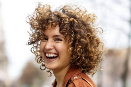 The 5-second hairstylist’s trick to revive frizzy overnight curls without washing