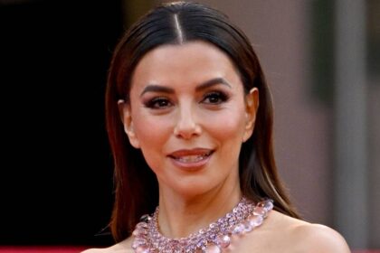 Eva Longoria shows off toned figure in red-hot bikini