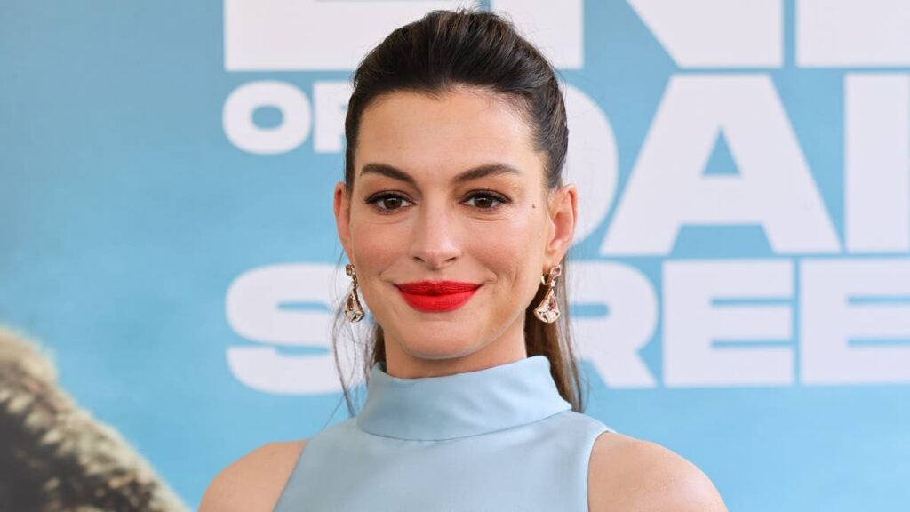 Anne Hathaway turns heads in bump-revealing outfit after fake pregnancy rumors