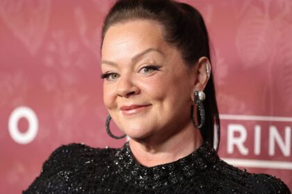 Melissa McCarthy showcases her 95lbs weight loss in glamorous red carpet appearance