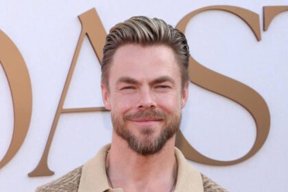 Derek Hough, 41, looks absolutely ripped in new shirtless photo
