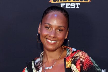 Bikini-clad Alicia Keys highlights her curves in stunning summer photos