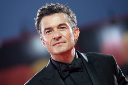 Orlando Bloom flaunts his rock-solid abs during family getaway