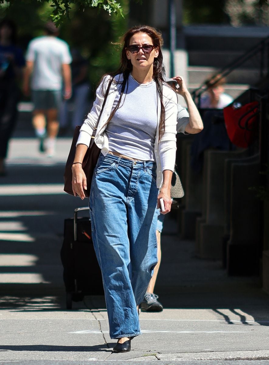 Katie Holmes is pictured on a stroll in New York City. The American actress carried a burgundy tote bag and wore a cream cardigan, grey t-shirt, blue jeans, and black flats. *** Katie Holmes es fotografiada dando un paseo por Nueva York. La actriz estadounidense llevaba un bolso de mano burdeos y vestÃ­a un cÃ¡rdigan color crema, camiseta gris, vaqueros azules y zapatos planos negros.