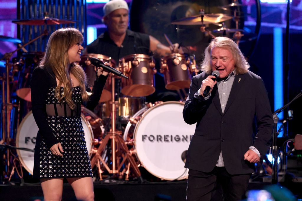  Kelly Clarkson and Lou Gramm of Foreigner perform on stage