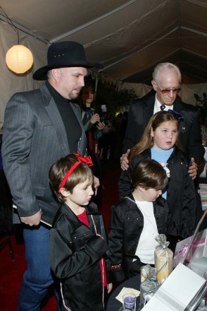 ©2002 RAMEY PHOTO 310-828-3445People's Choice AwardsIn This Photo: Garth Brooks with his kids (daughters August, Allie, Taylor) and father011302CM (Mega Agency TagID: MEGAR123609_1.jpg) [Photo via Mega Agency]