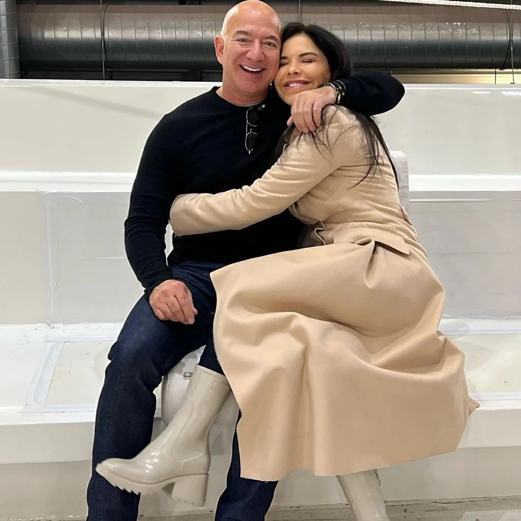 lauren sanchez and jeff bezos cuddling