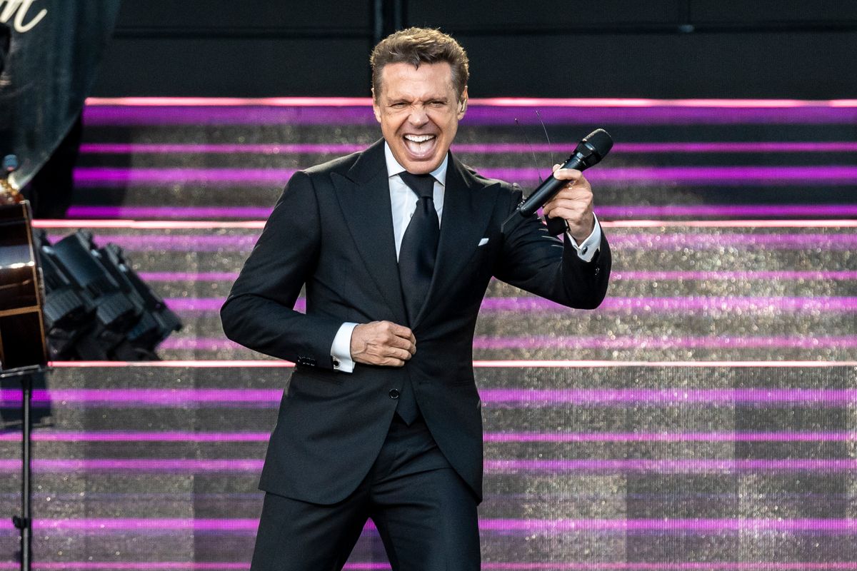 Luis Miguel performing in Spain