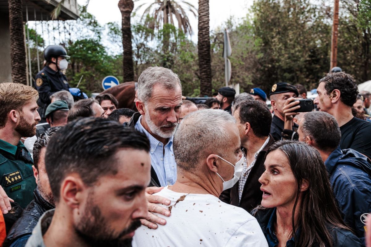 PAIPORTA, VALENCIA VALENCIAN CO, SPAIN - NOVEMBER 03: King Felipe VI and Queen Letizia during their visit to an area affected by the DANA, on November 3, 2024, in Paiporta, Valencia, Valencian Community, Spain. The King and Queen have visited, together with the President of the Government and the President of the Generalitat Valenciana, some of the areas affected by the DANA, which on October 29 devastated the province of Valencia and has already left more than 210 people dead. (Photo By Carlos Lujan/Europa Press via Getty Images)