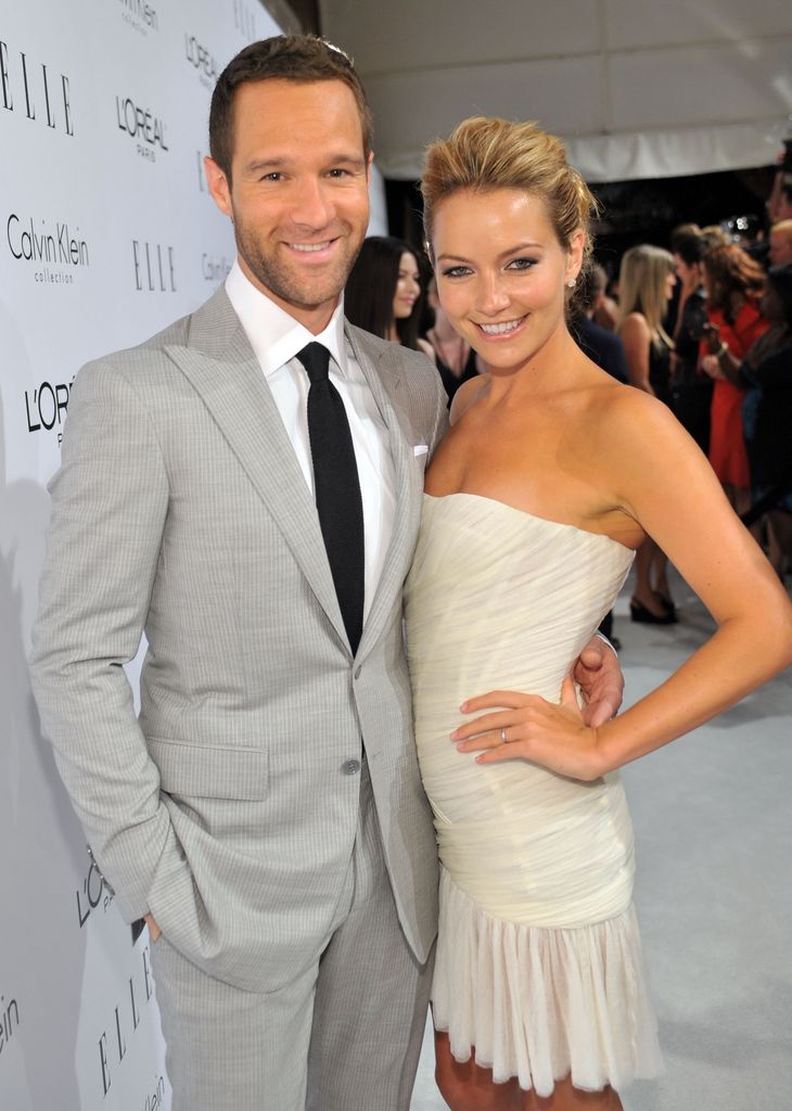  Becki Newton with her husband Chris Diamantopoulos