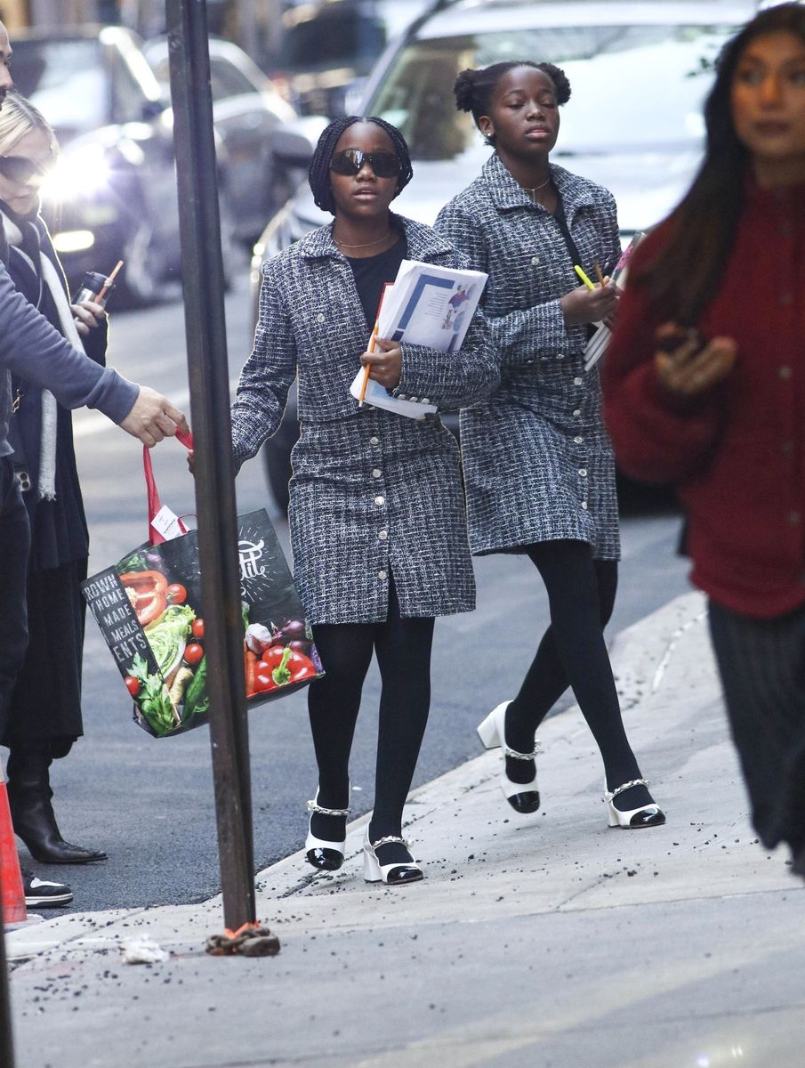 Photo Â© 2024 Backgrid/The Grosby Group

EXCLUSIVE 

New York, NY  - 11 NOVEMBER 2024 

Pop star Madonna and her twins Stella and Estere spotted for the first time in New York City after revealing her fears for her daughters being referred to as vermin under the Trump administration along with how distressed her daughters were when Trump won the election. ****

Madonna y sus gemelas, Stella y Estere, fueron vistas por primera vez en la ciudad de Nueva York despuÃ©s de revelar sus temores de que sus hijas fueran consideradas alimaÃ±as durante la administraciÃ³n Trump, ademÃ¡s de lo angustiadas que estaban sus hijas cuando Trump ganÃ³ las elecciones.