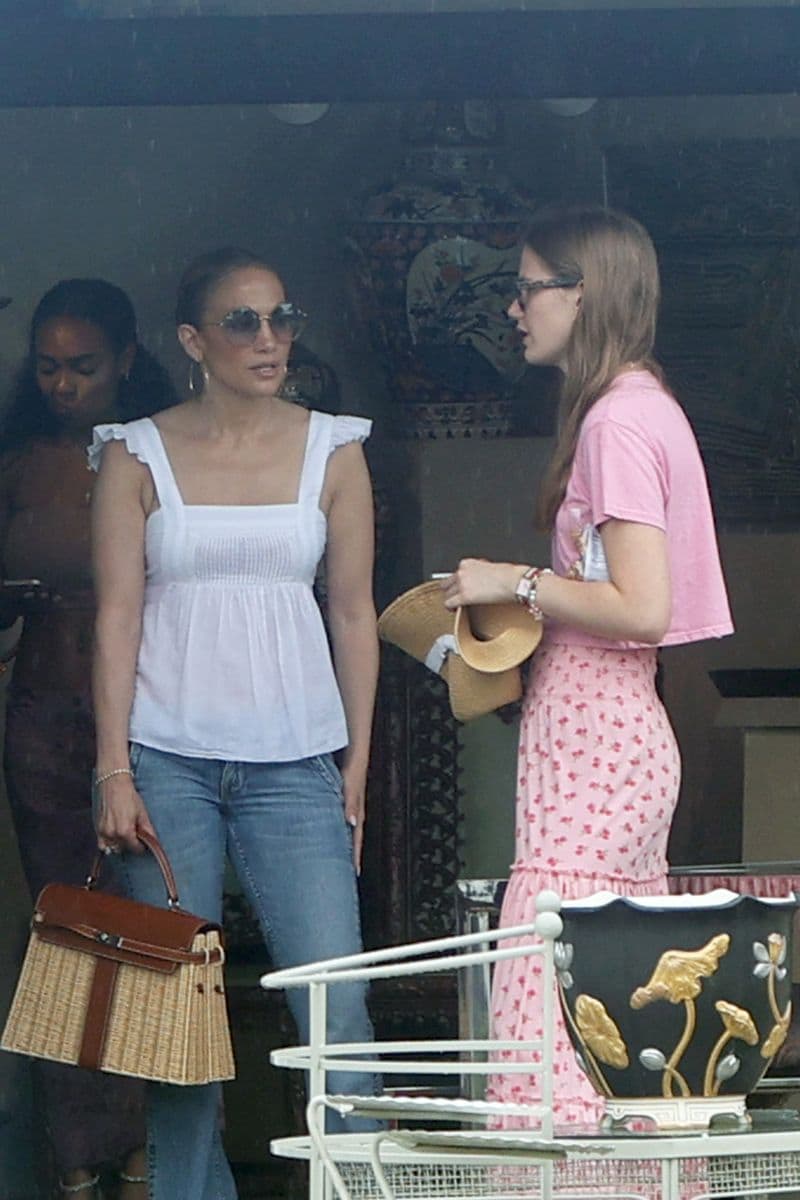 Jennifer Lopez with Violet Affleck and her friends during a relaxed outing in the Hamptons.