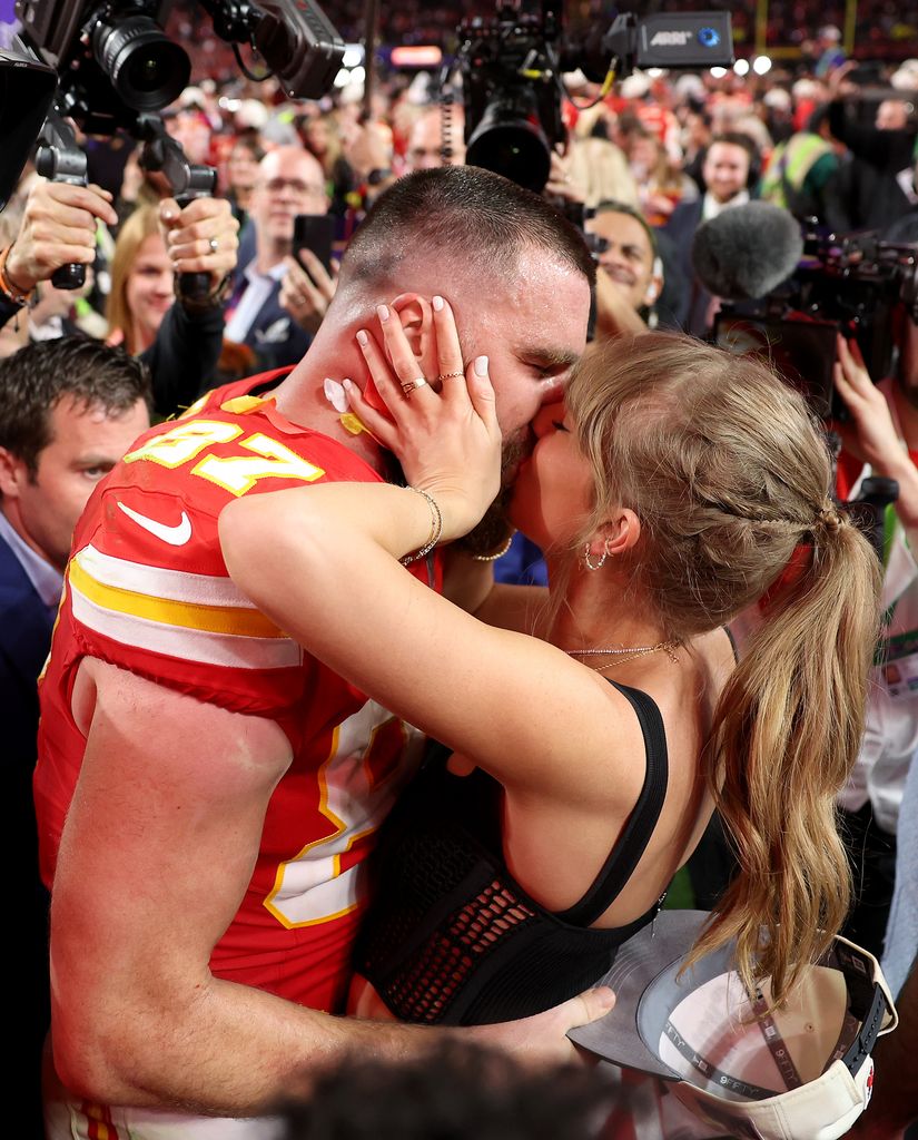 taylor swift travis kelce kissing