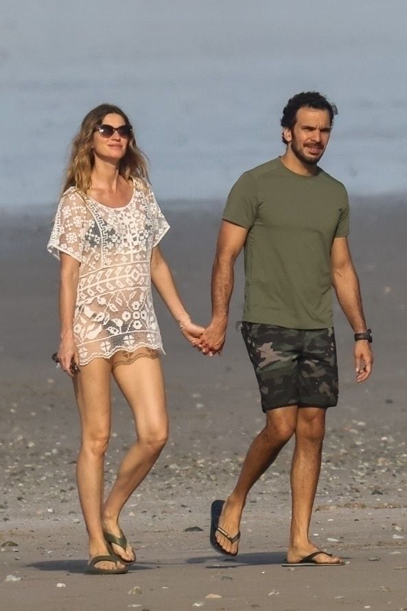 Gisele Bündchen and soon to be new dad Joaquim Valente walked hand-in-hand along a quiet beach in Costa Rica. 