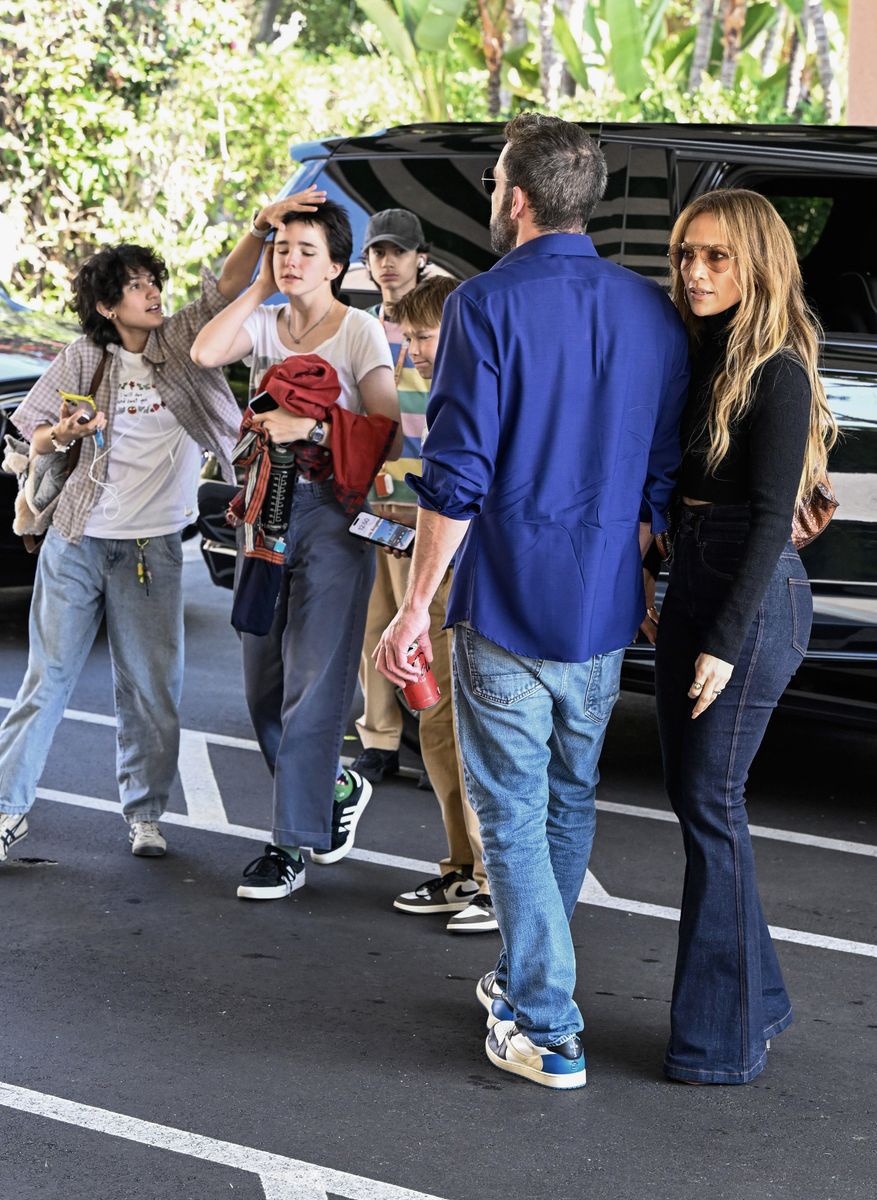 Ben Affleck and Jennifer Lopez seem to be on good terms as they meet at the Beverly Hills Hotel to enjoy a Saturday lunch with their children.