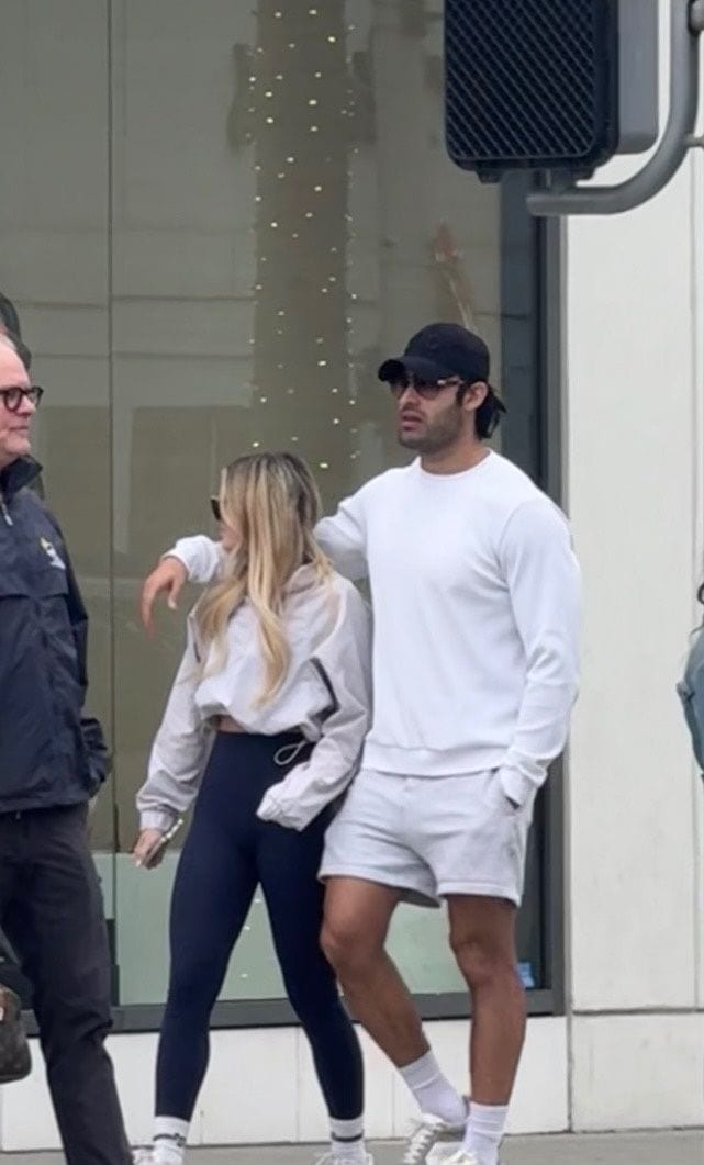 Photo © 2024 Backgrid/The Grosby Group  

*EXCLUSIVE* 
Los Angeles, November 29, 2024. 
Did Christmas come early? Sam Asghari and his girlfriend Brooke Irvine were seen leaving a Beverly Hills lunch date a day after Thanksgiving. Sam wore a hat that read "Dad" in big font and could be seen laughing and smiling with Brooke. Could the two be trying to tell us something?. 
*** 
¿Llegó la Navidad antes de tiempo? Sam Asghari y su novia Brooke Irvine fueron vistos saliendo de un almuerzo en Beverly Hills un día después del Día de Acción de Gracias. Sam llevaba un sombrero que decía "Papá" en letras grandes y se lo podía ver riendo y sonriendo con Brooke. ¿Podrían estar tratando de decirnos algo?