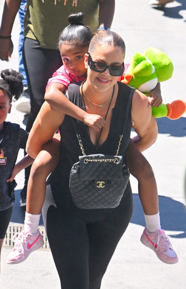 Koko showed off her toned arms while carrying True