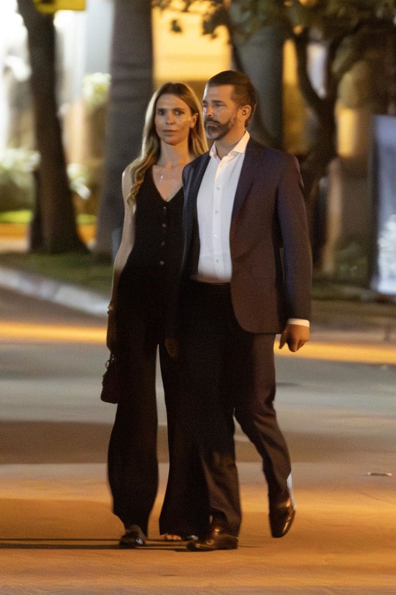 Donald Trump Jr. and Bettina Anderson exit Buccan restaurant hand in hand after celebrating her birthday in Palm Beach, Florida. The couple enjoyed a romantic evening at the exclusive eatery as part of her lavish birthday celebrations. *** Donald Trump Jr. y Bettina Anderson salen cogidos de la mano del restaurante Buccan tras celebrar el cumpleaños de ella en Palm Beach, Florida. La pareja disfrutó de una velada romántica en el exclusivo restaurante como parte de las lujosas celebraciones de cumpleaños de ella.
Credit: DailyMail.com / Backgrid

Pictured: Donald Trump Jr. and Bettina Anderson