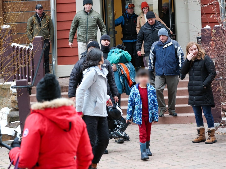 JD Vance Hits the Slopes in Aspen with Family and Secret Service bg 1