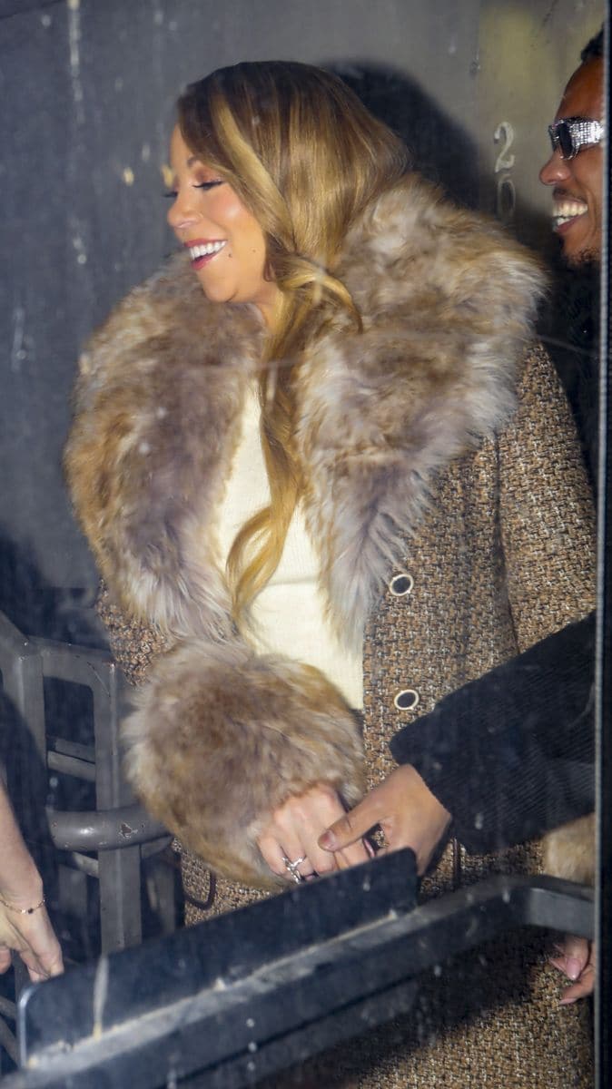 Photo © 2024 Backgrid/The Grosby Group

EXCLUSIVE 
Aspen, CO 
Newly single Mariah Carey and Anderson .Paak are spotted arriving hand-in-hand at Catch Steak in Aspen, Colorado, for a romantic dinner. The duo left the restaurant separately, fueling relationship buzz.  Mariah Carey spotted holding hands with Anderson .Paak in Aspen *** Mariah Carey y Anderson .Paak fueron vistos llegando de la mano a Catch Steak en Aspen, Colorado, para una cena romántica. El dúo salió del restaurante por separado, alimentando rumores de relación.


**Shot on 12/22/24**

Pictured: Mariah Carey