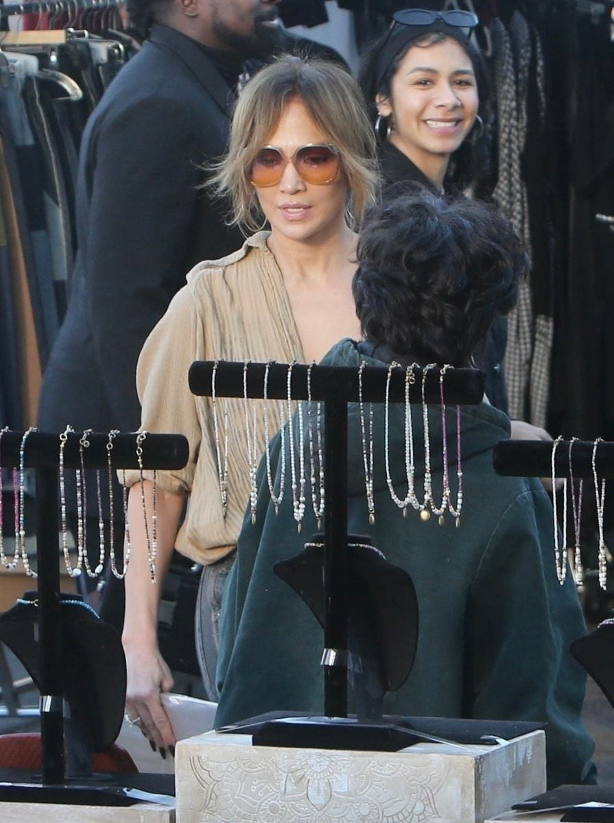 

Busy superstar Jennifer Lopez is spotted enjoying a shopping spree with daughter Emme at the Melrose Trading Post in West Hollywood.****

Jennifer LÃ³pez es vista disfrutando de una jornada de compras con su hija Emme en Melrose Trading Post en West Hollywood.