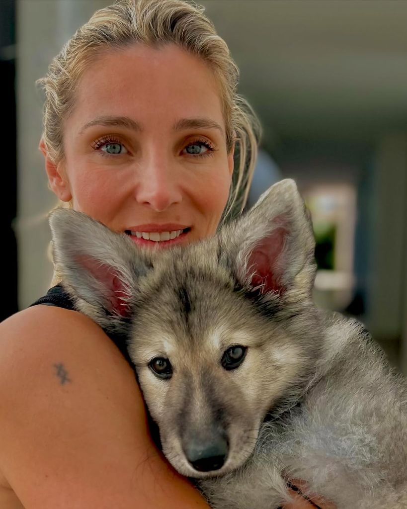 Elsa Pataky takes selfie with new dog