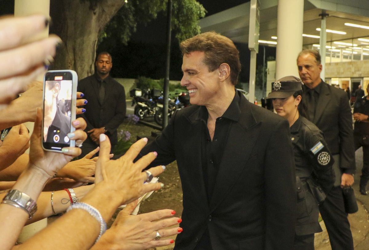 Mexican superstar Luis Miguel with fans
