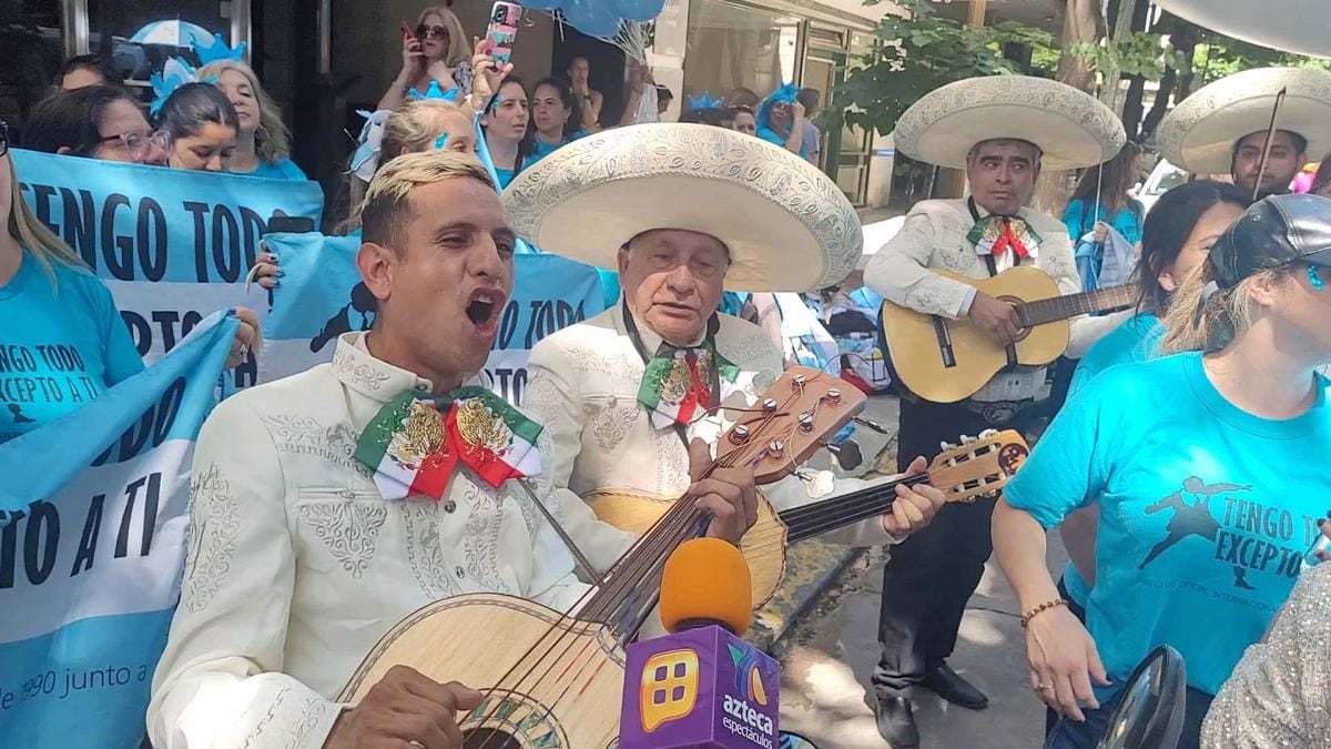 Luis Miguel arrived in Argentina to conclude his world tour with concerts at the Campo Argentina de Polo. The singer was honored by his historic fan club, which included serenades with mariachis and heartfelt gestures at the entrance of his hotel. 