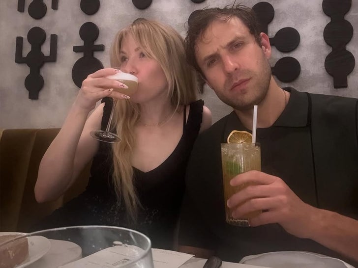 0428-Carly-Rae-Jepsen-Safari-Adventure-With-Fiance-Sub2