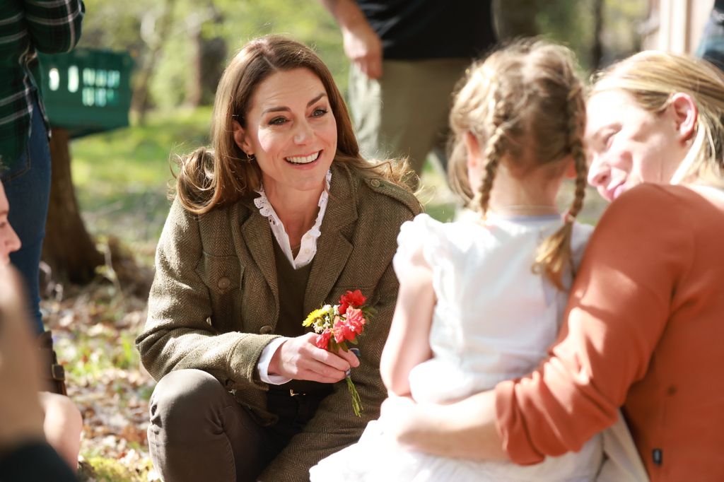 princess kate chatting to girl and mother 