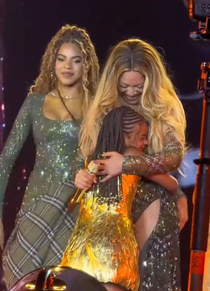 Blue Ivy and Rumi Carter with Beyoncé Knowles on stage