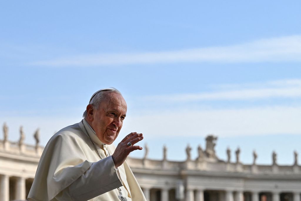 pope francis blessing attendees 