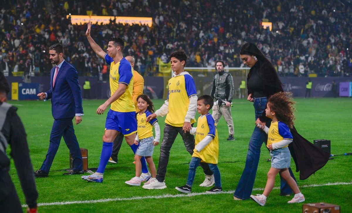  Cristiano Ronaldo with his family and wife Georgina Rodriguez at Mrsool Park Stadium on January 3, 2023 in Riyadh, Saudi Arabia.