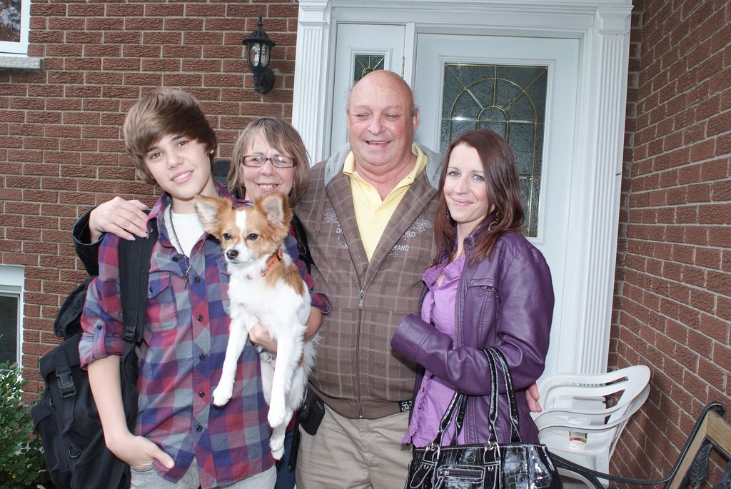 Justin Bieber stands with grandparents Diane Dale and Bruce Dale, and mom Pattie Mallete in 2009