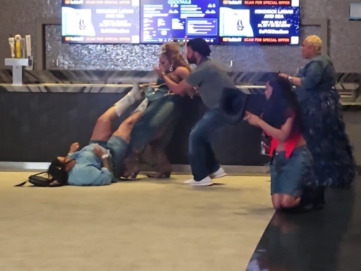 042925-beyonce-concert-fight-kick