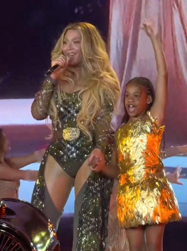 Rumi carter with her mom Beyoncé Knowles on stage