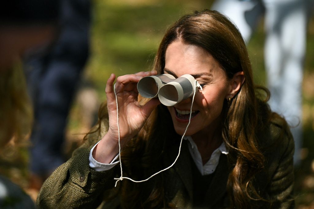 kate middleton using cardboard binoculars