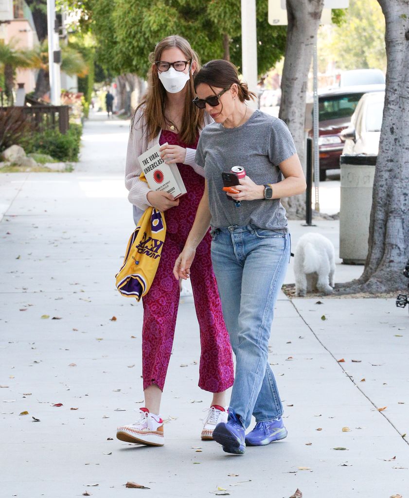 Violet Affleck with Jennifer Garner walking the streets of LA