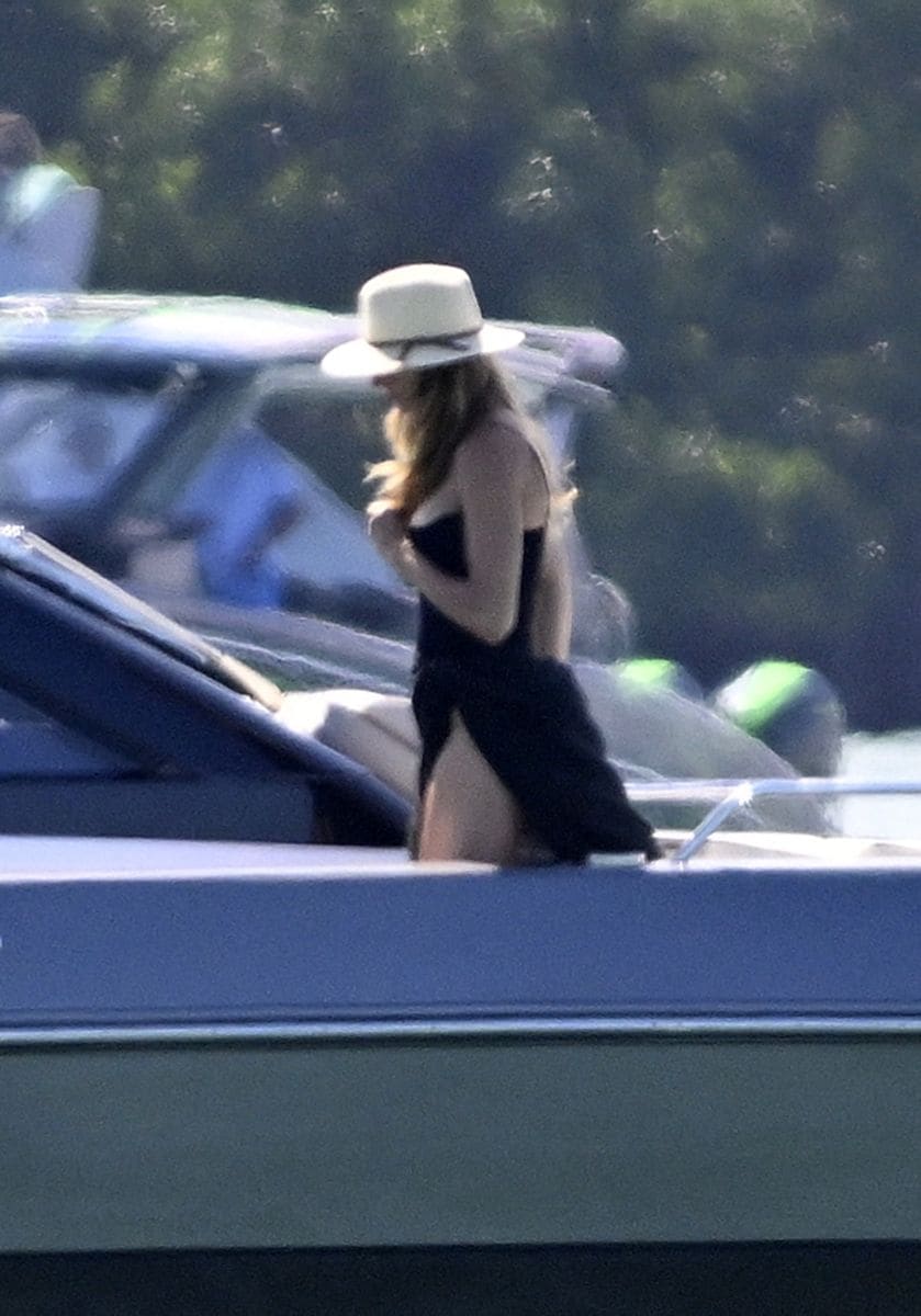 Gisele Bündchen and her boyfriend Joaquim Valente spend the day on their new boat with friends in Miami
