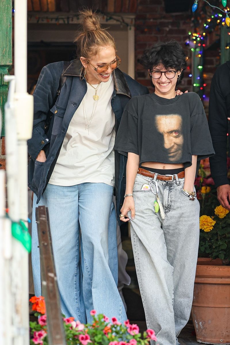 
Jennifer Lopez and her daughter Emme were spotted enjoying a casual lunch at The Ivy in Los Angeles. 