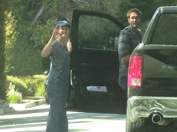 041925-jennifer-garner-wave