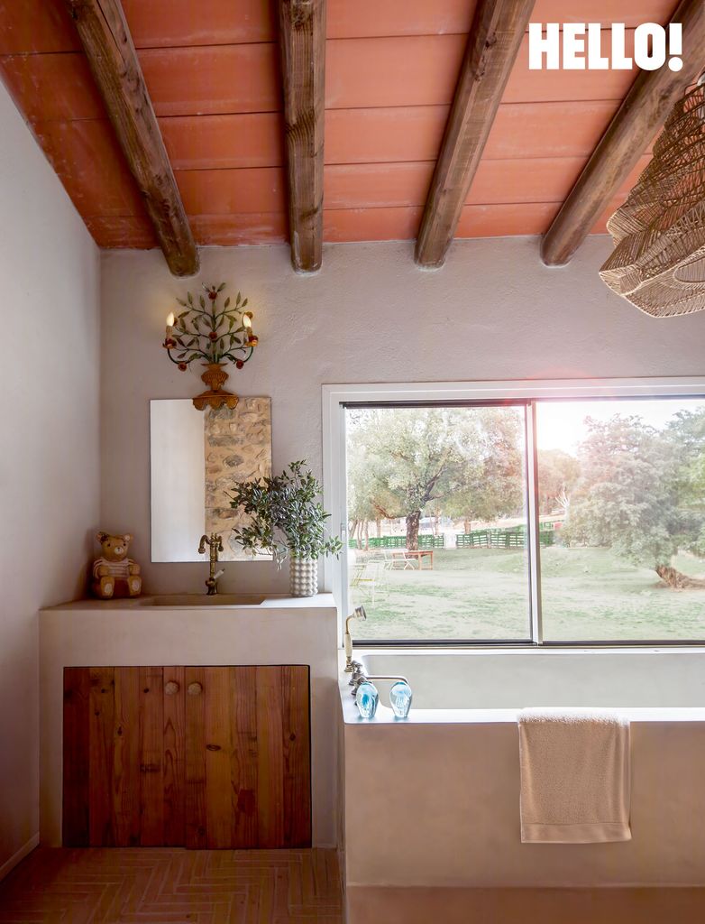 The pink bathroom inside Macarena Gómez and Aldo Comas' house