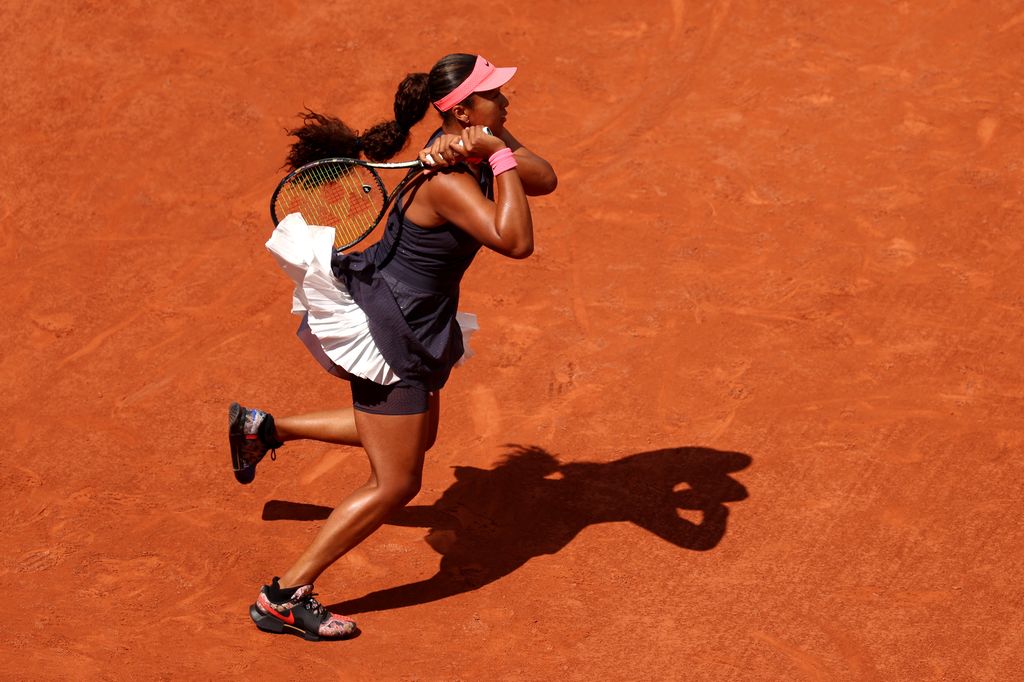 naomi osaka playing on clay court 