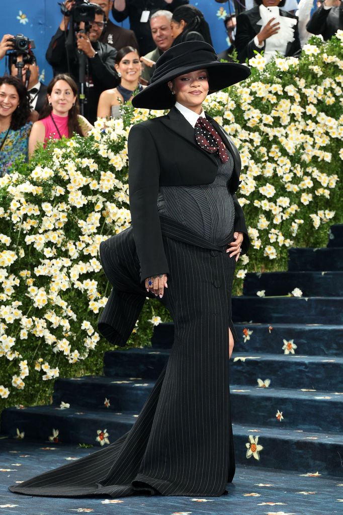 Rihanna met gala red carpet