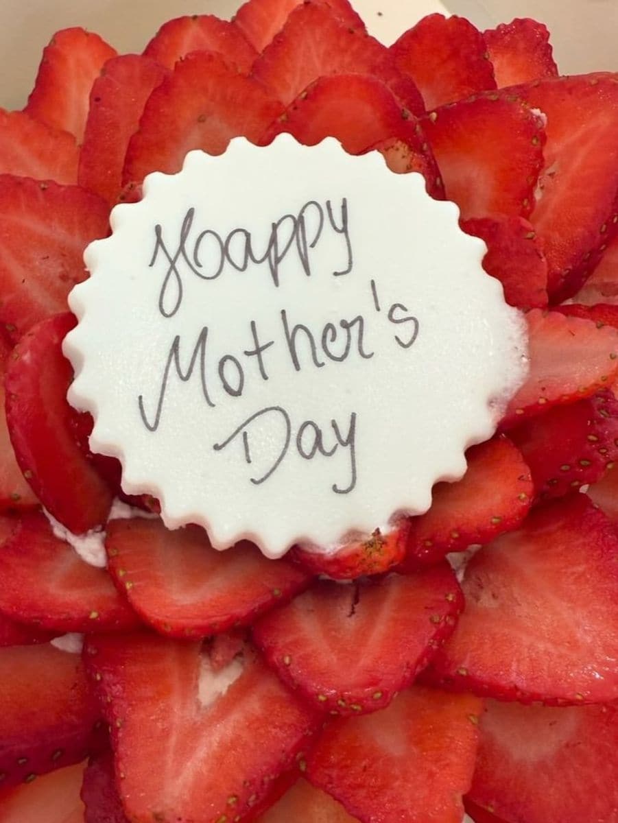 Gisele Bündchen Marks Mother’s Day With Blooms and a Sweet Strawberry Cake