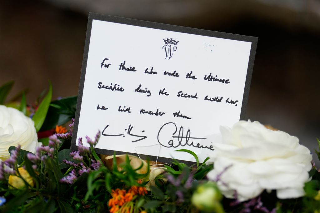 A handwritten note is seen on the wreath which will be laid by the Prince and Princess of Wales 